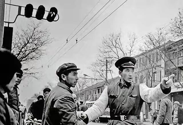 1963年，女会计带着全厂16000元工资神秘消失，杳无音讯！直到21年后，才知