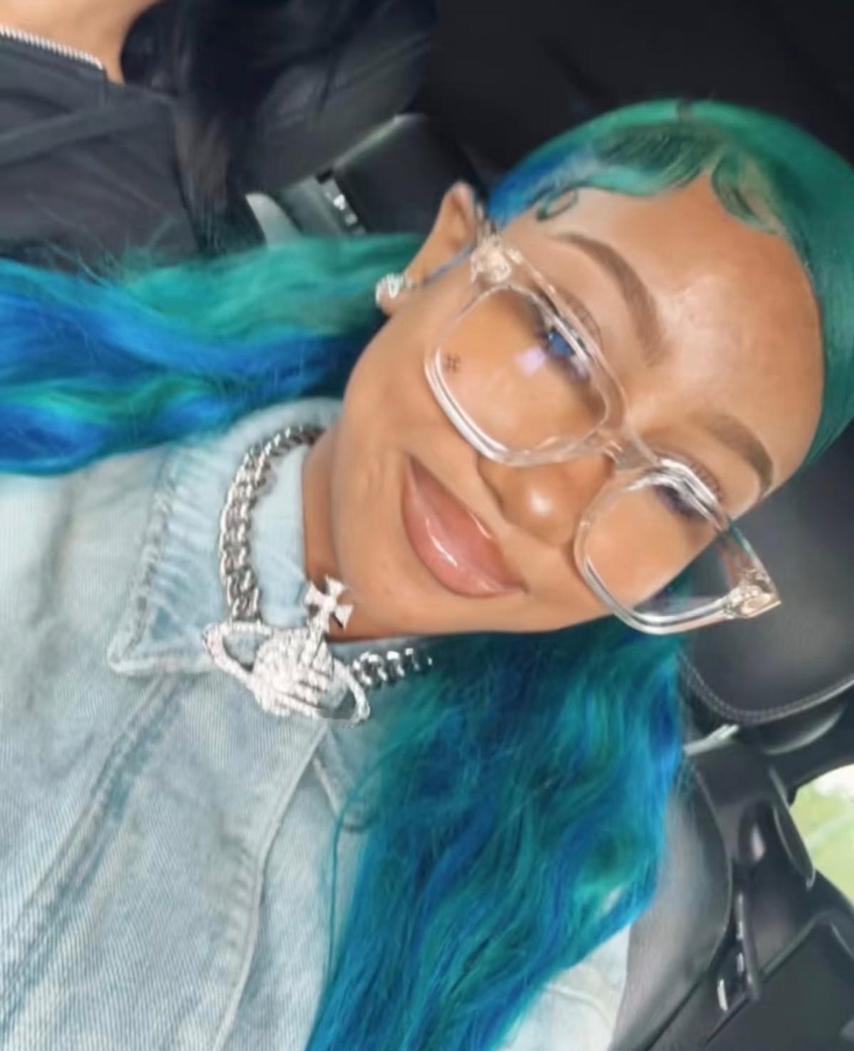 侃爷女儿小西北晒自拍，12岁的小西北带牙套了，在箍牙。​​​