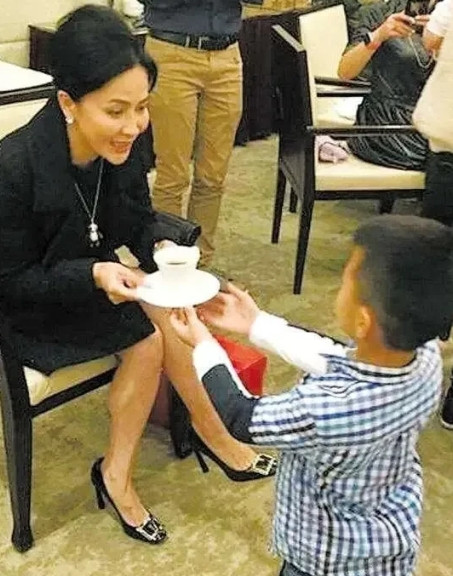 2015年，刘嘉玲大摆宴席，认胡军7岁的儿子康康为“干儿子”，康康非常懂事的给她