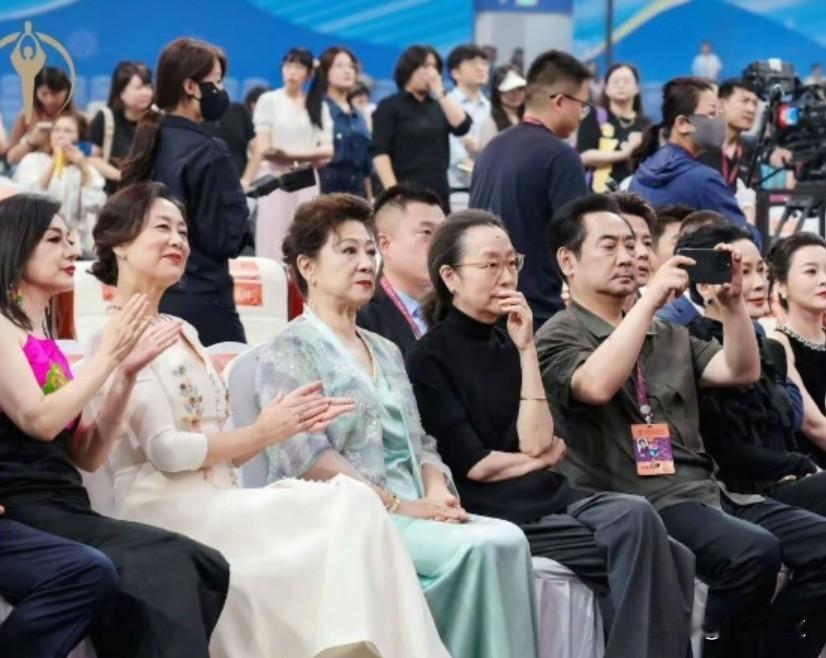 坐在前排的几位老戏骨同框，一眼就认出了王馥荔、奚美娟、吴玉芳，剩下几位脸熟但名字