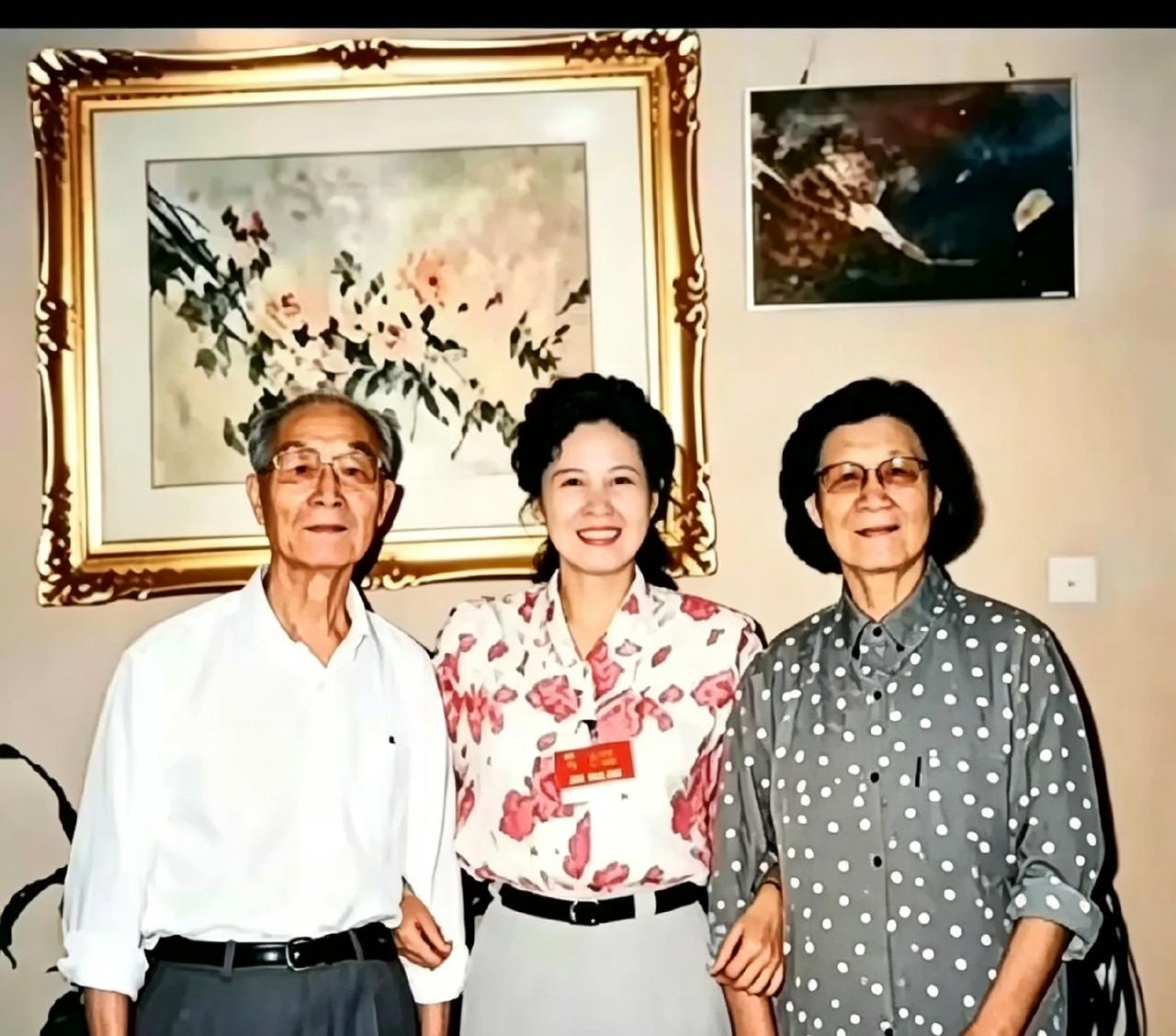 一张90年代的老照片，张爱萍将军和夫人，中间是闺女张志凯。一家人笑得特别自然。说