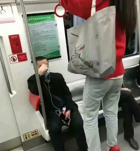 地铁上的一幕，不得不说，惊呆了。[滑稽笑][滑稽笑]