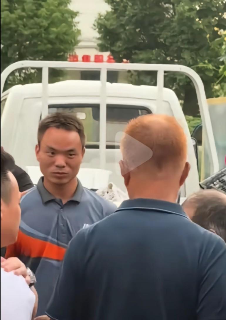 沈老师这发型这颜色，这哥们想笑不好意思笑哈哈，猕猴桃似的，看小邓那眼神儿哈哈，