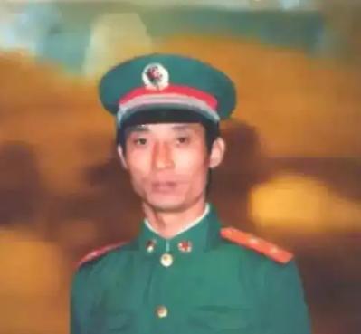 1978年底，26岁的副连长刘保健回乡探亲，父母催着他结婚，实在没办法，他只好硬
