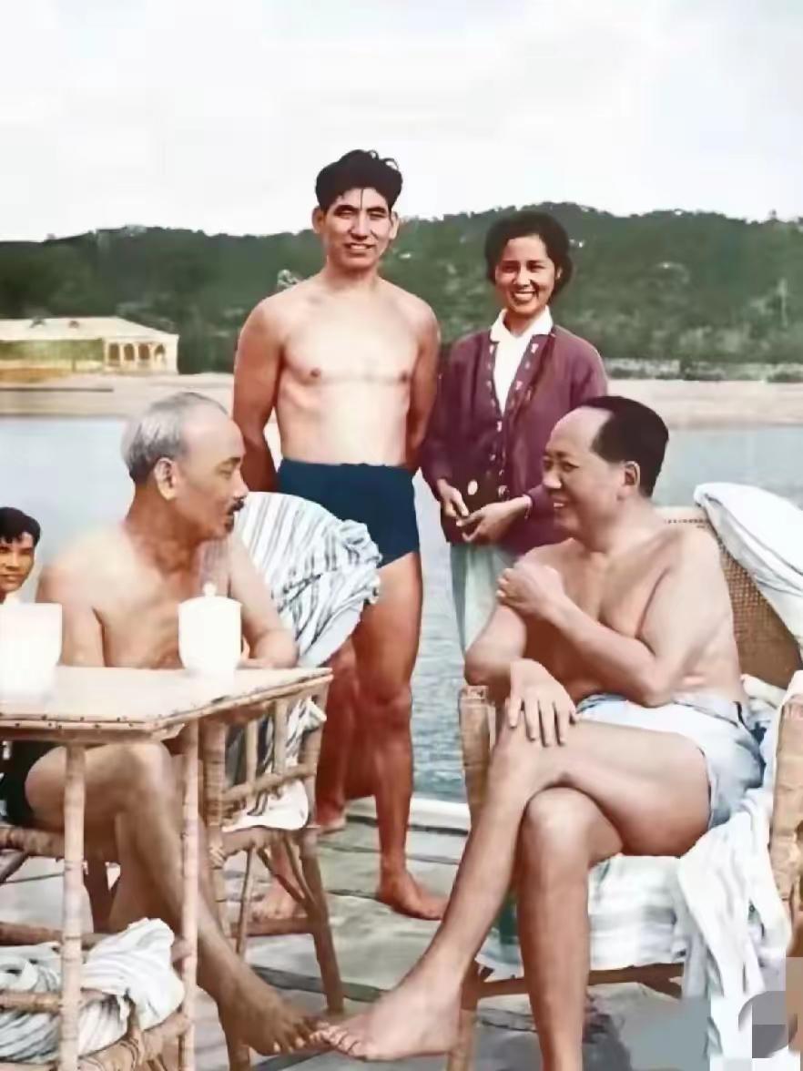 这么几个人围在毛主席身边看样子好象在江边这是当年毛主席当年畅游长江时，游完后