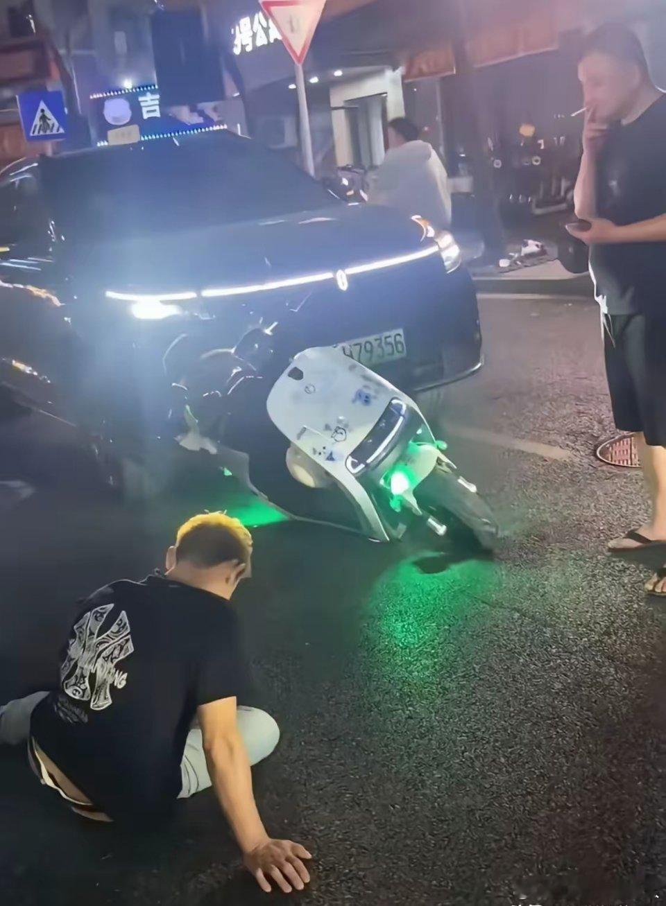 一辆宣称智驾排名第一、AEB排名第三的新能源车，在行驶过程中不慎与两轮电动车发生