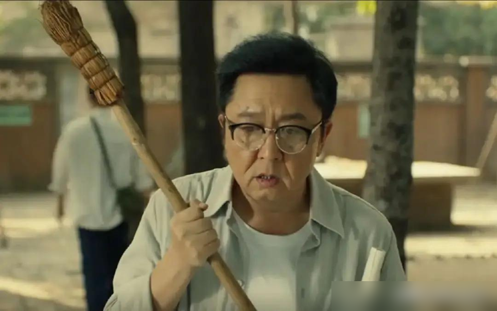 吴京演体育老师，零片酬，就为了一顿涮羊肉。那年于谦拍《老师·好》，剧组穷得叮当响，账上就七百来万。他