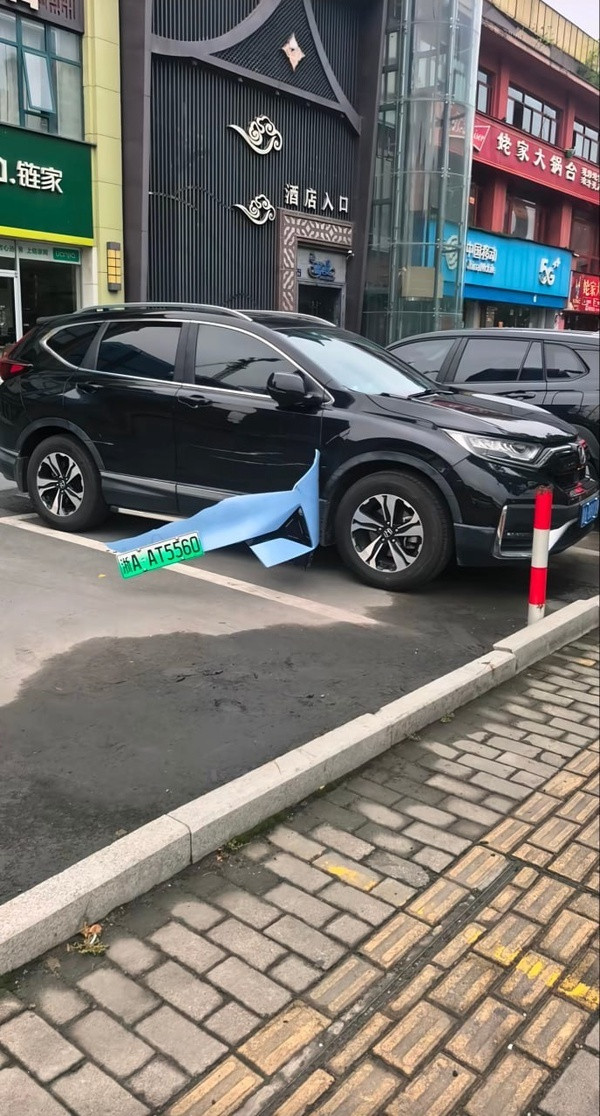 这真的不是AI吗感觉像是蓝车从车位倒出去的时候前脸挂住了旁边的黑车，然后就直接撕