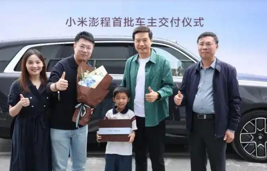 雷军玩网红流量已经玩到了极致。现在，雷军不论干什么，一点点小事情都会搞成全网