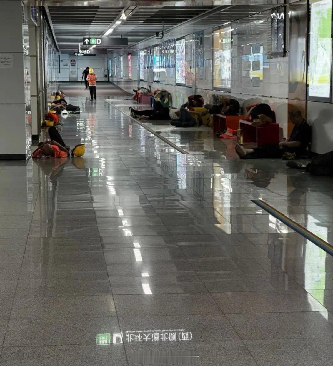 来了就是深圳人！深圳地铁值得全国地铁学习。每年夏天，深圳地铁会划出区域，给带娃的