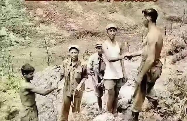 1953年7月27日中午，板门店那间简陋的木板房里，停战协定刚签完字。外面风还卷