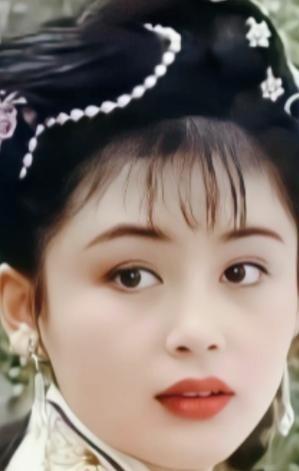 秀荷救了个老乞丐，老乞丐却厚着脸皮在秀荷家里吃喝半年，有天早上，他忽然把秀荷拉进