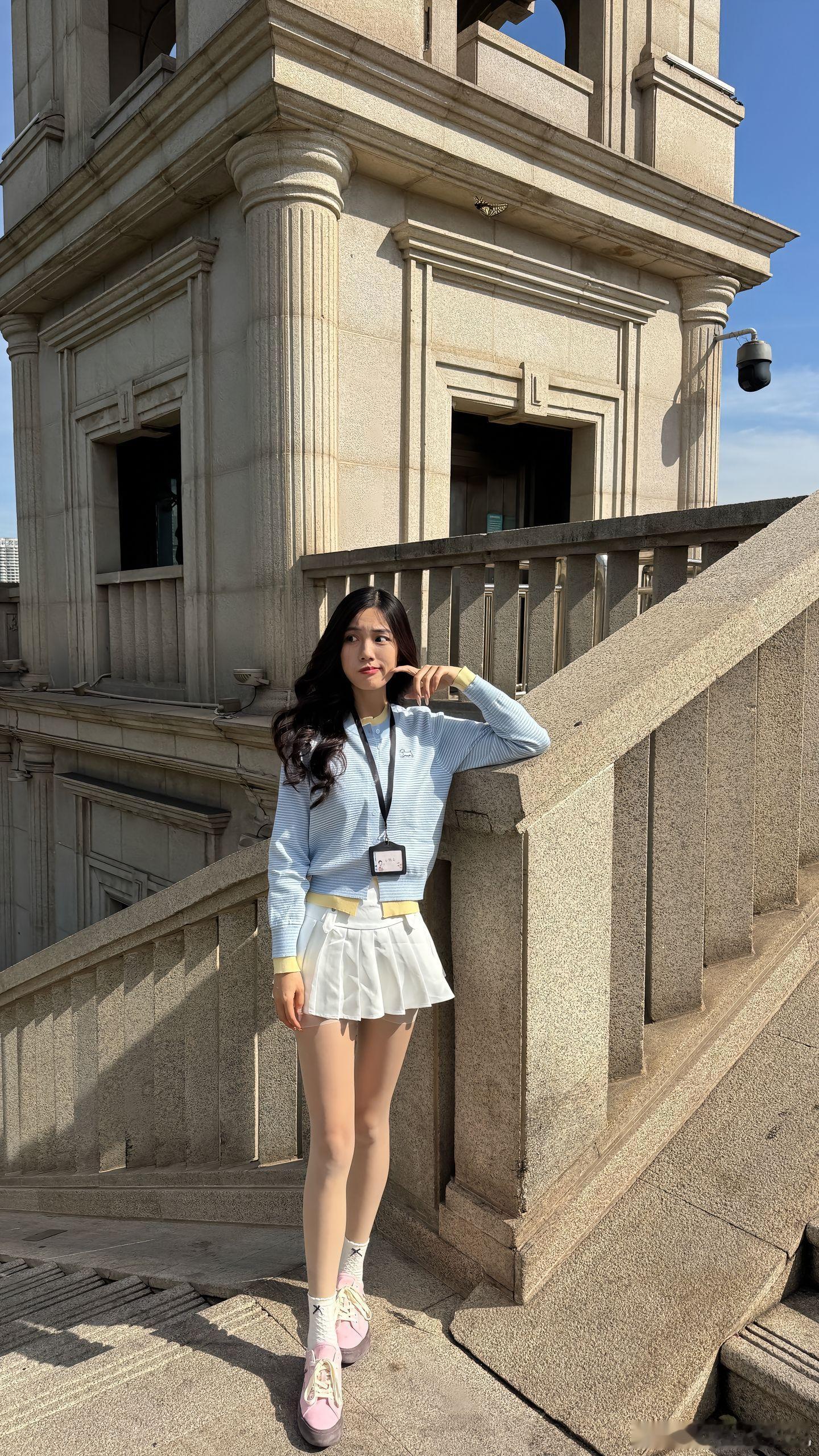 今天穿什么蓝色小衫，白色百褶裙，粉色鞋，甜美美女绘梦长廊