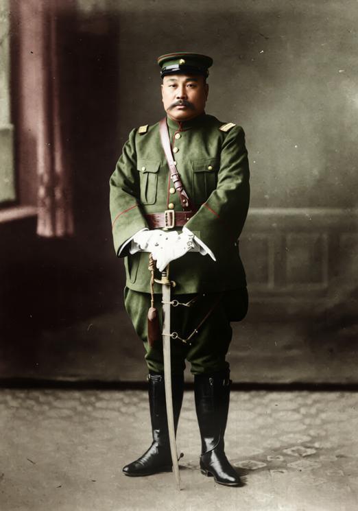 奉系元老汤玉麟的军装肖像照，他身着军装，军帽端正、肩章醒目，双手交握于身前的军刀