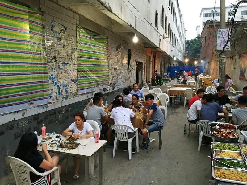 据报道，某地建了一所烧烤大学，并且已经开班授课。这是怎么回事呢？这和开办一所技