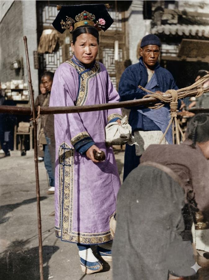 1905年，北京，一位旗人妇女立于街边果蔬摊贩旁，她身旁是挑扁担做买卖的蔬果小贩