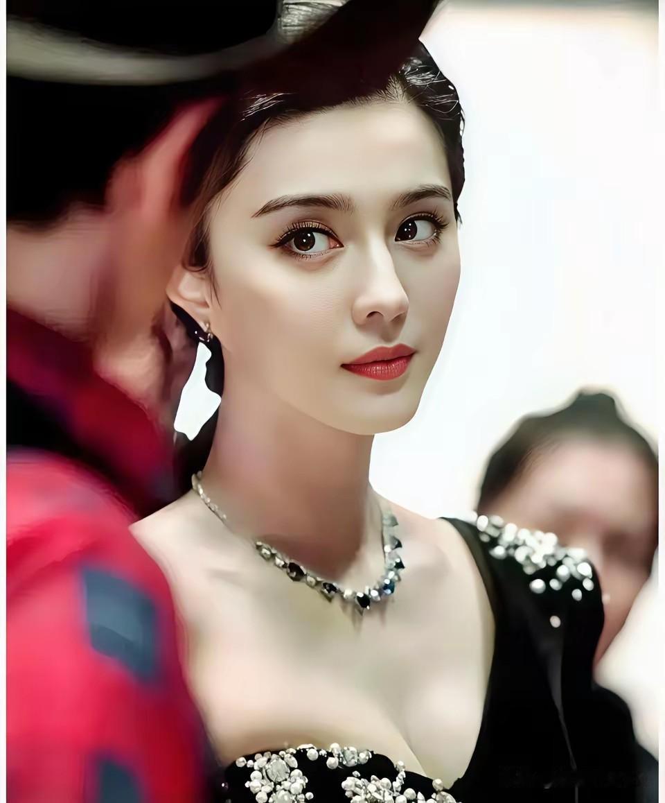 当年她饰演《还珠格格》丫环的时候眼睛小小的，五官也不立体，还真没有发现她有这么漂