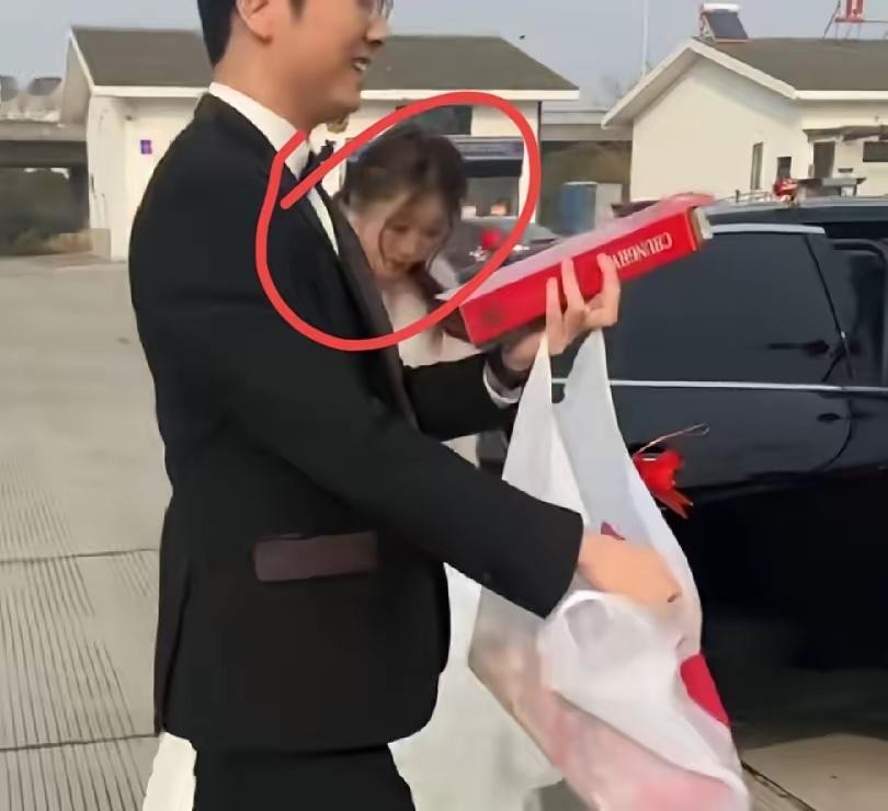 李婷与新郎老公，在高速服务区休息，向车友路人发烟发喜糖！李婷长得一般，老公也是，