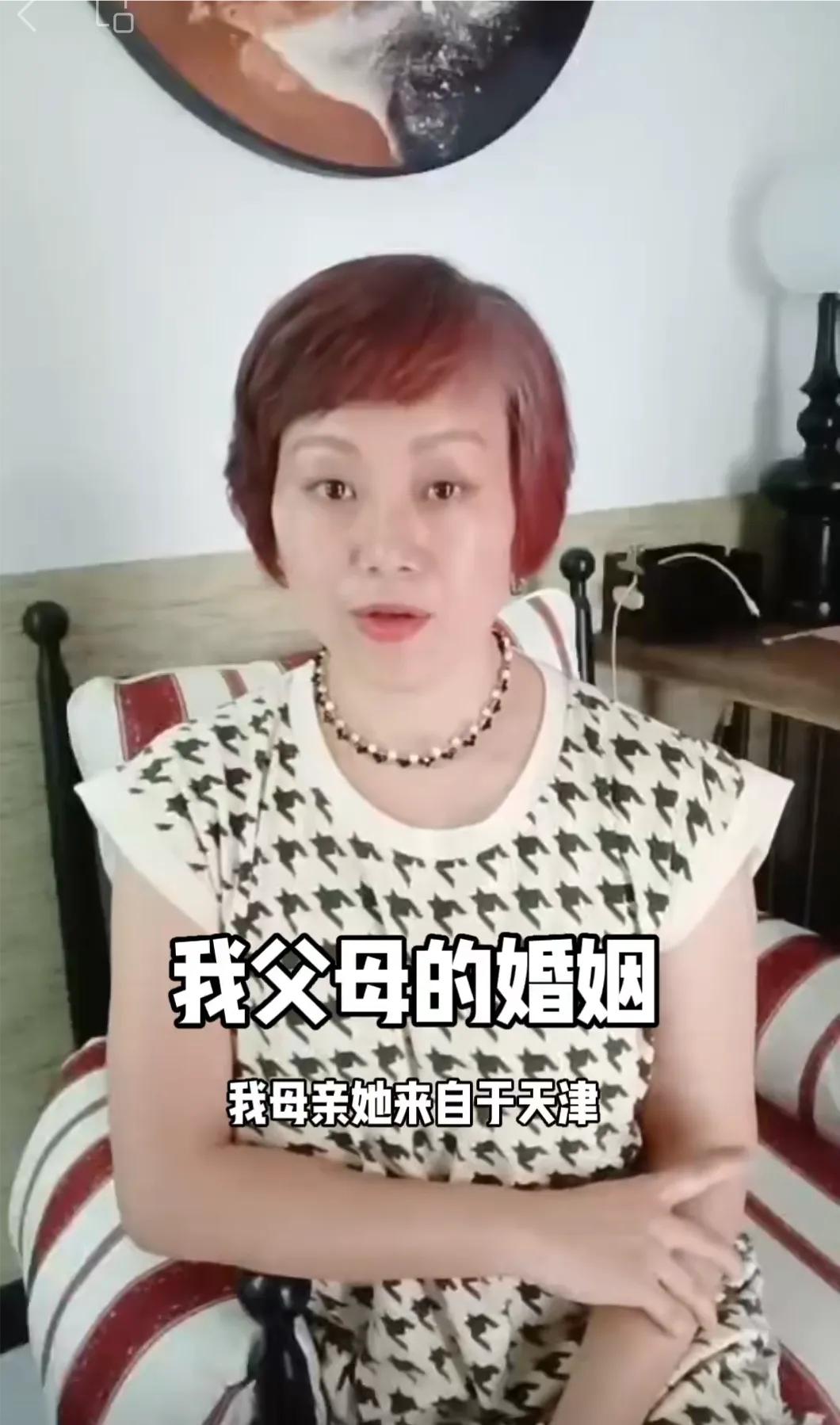 “一人得道，鸡犬升天”，曹阳阳妈妈凭借着两个女儿傍大款，也是过上了好日子，穿着大