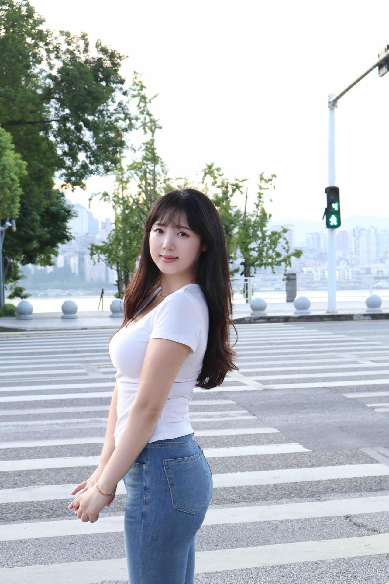 日常纯欲感”穿搭！白T+牛仔裤把舒适和好看焊死了”简单的基础款搭出纯欲感真的赢很