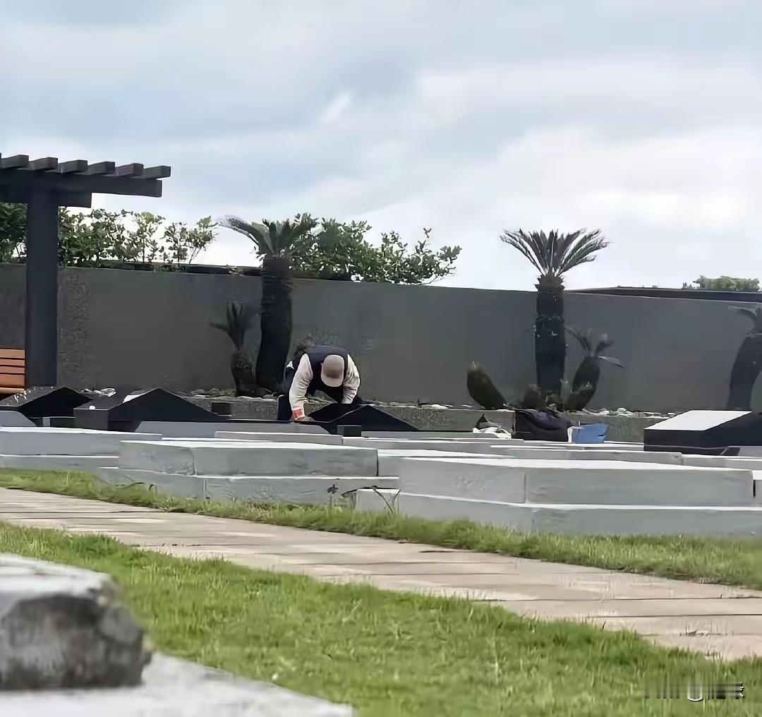 S离开已经快一年了，具俊晔依然坚持留在湾湾陪伴她，到底是真深情，还是内疚？他如