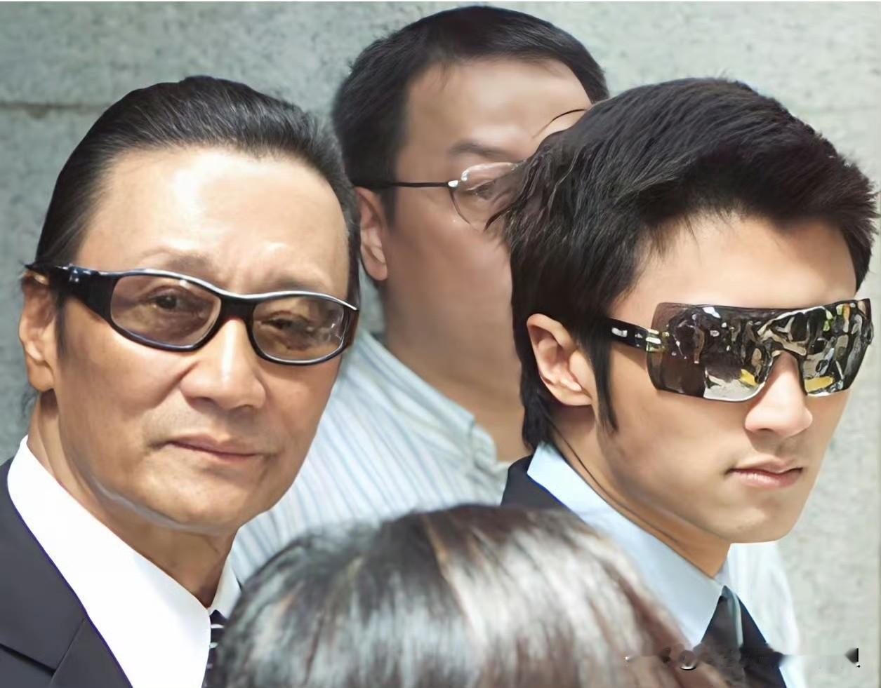 金晨和谢霆锋的事情性质一样，甚至还比人家多了一个涉嫌骗保。但是受到的处罚却截