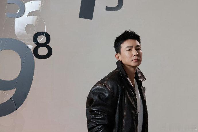 刘畊宏手臂肌肉线条刘畊宏无袖造型适配度褪去多余修饰，一件无袖背心尽显优势，刘畊宏