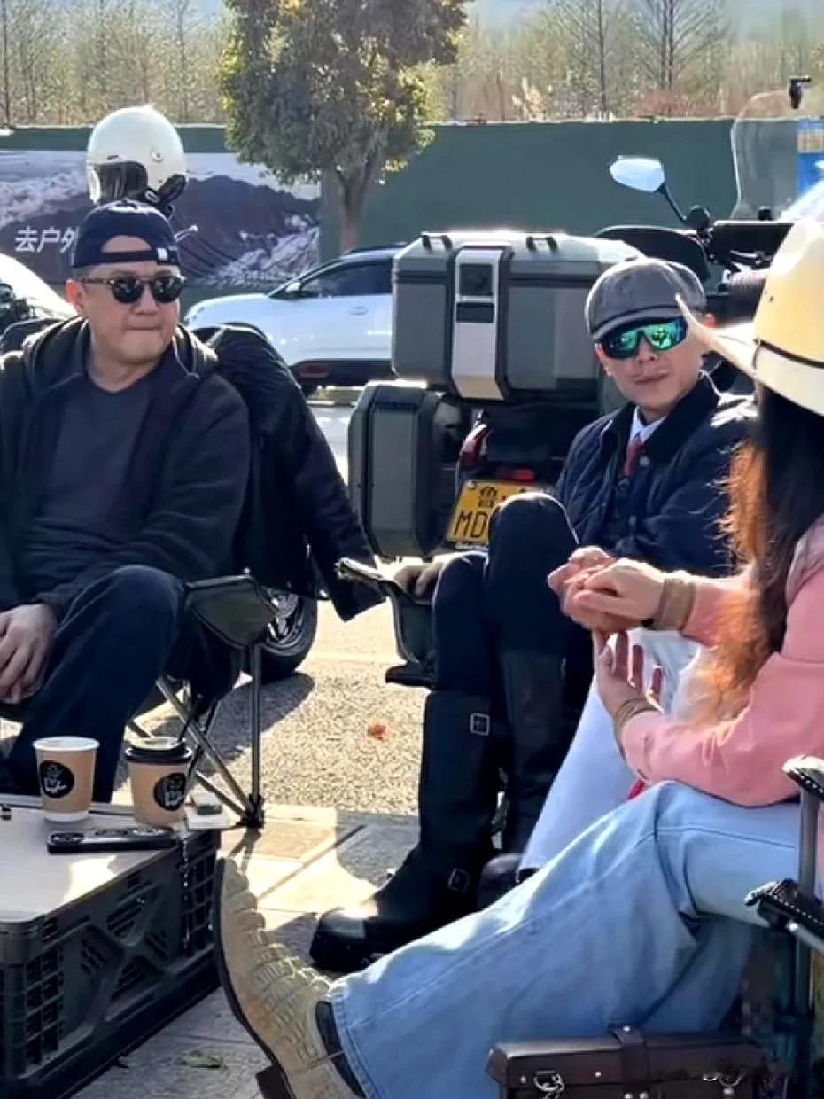 过年大家都走亲访友，李亚鹏却跑到大理和大冰等人聚会，一身文艺范儿，看着特别潇洒