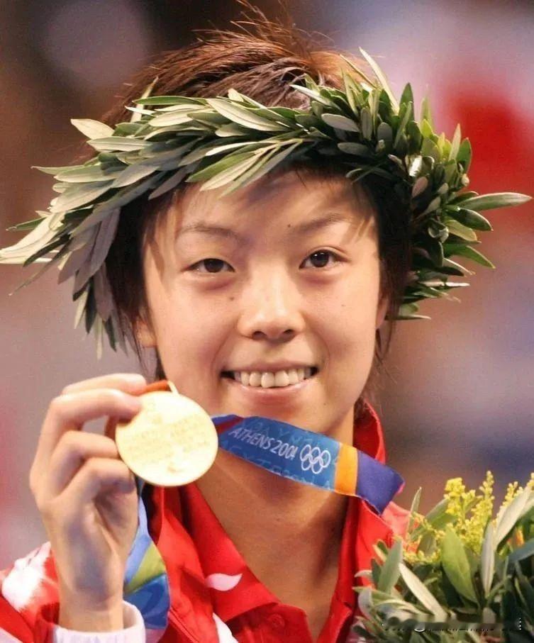 国乒女队6位奥运单打冠军，邓亚萍19岁夺冠，无人打破纪录1、邓亚萍：92、96