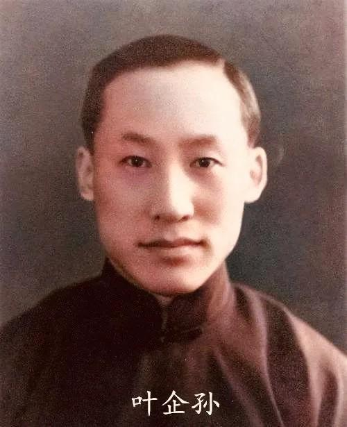 1972年，钱三强走在大街上，突然被一衣衫褴褛的老人拉住，90度鞠躬：“给我点钱