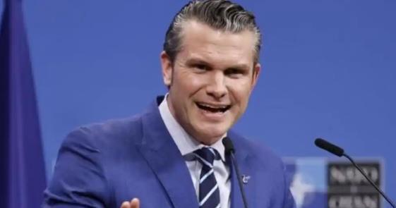美国退役中将马克·赫特林发话了，面对防长赫格塞思的极端整军动作，他公开喊话：非法