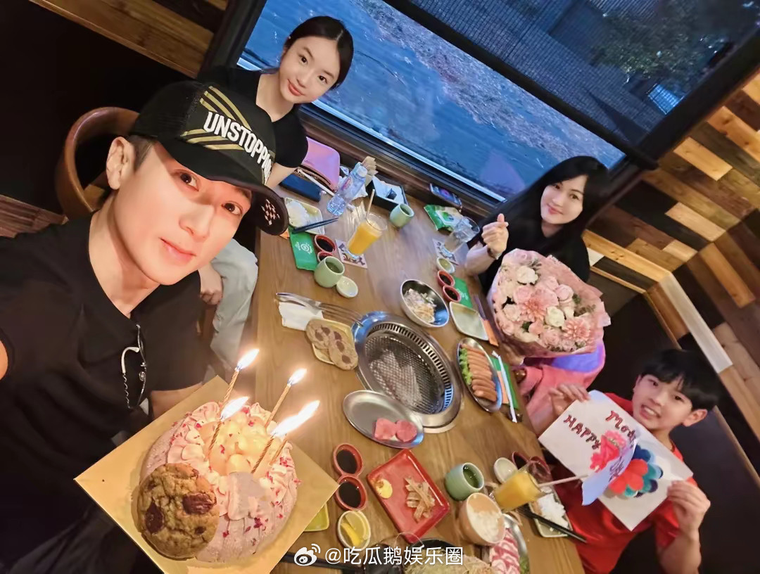 吴尊夫妇在澳门和朋友喝酒，44岁林丽吟满面油光，面容有了老态！！！​​​