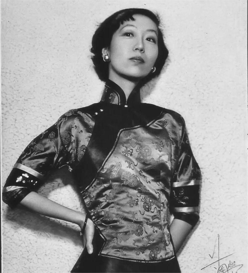 1995年，张爱玲在美国出租屋内去世，尸体一周后才被发现。她一丝不挂地躺在床上，