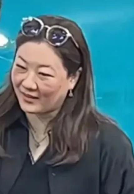 这颜值变化的也太大了吧，才40多岁就成大妈，以前是很多人心中的女神，曾经是那么的