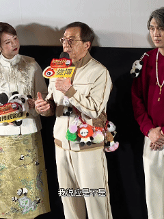 成龙从暑假陪我们到春节有观众说：“一年看到三部成龙电影，每一次都有新惊喜。”动