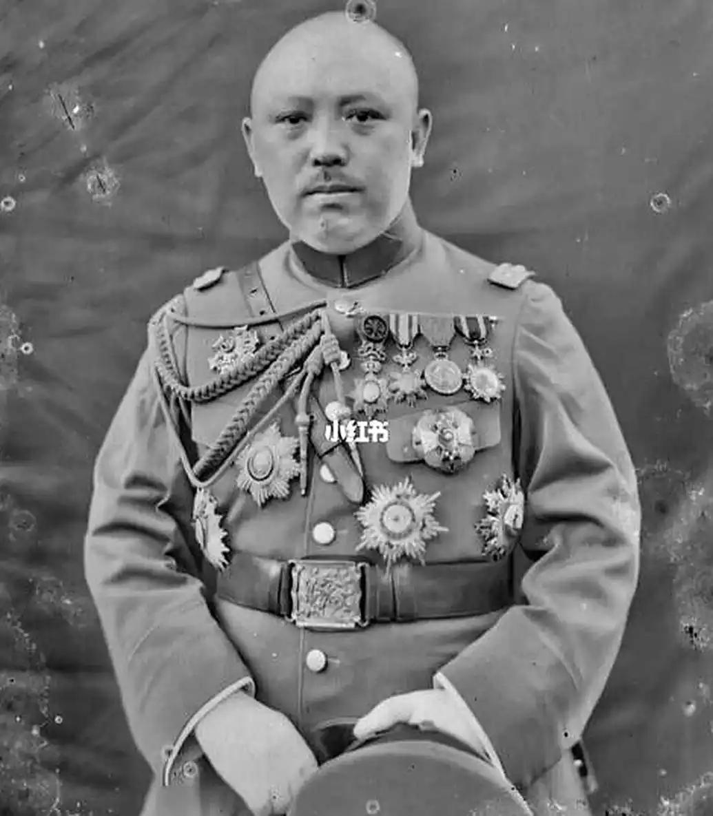 1918年，军阀唐继尧对部下貌美的妻子说：“我楼上有些古董，一起看看？”不料，刚