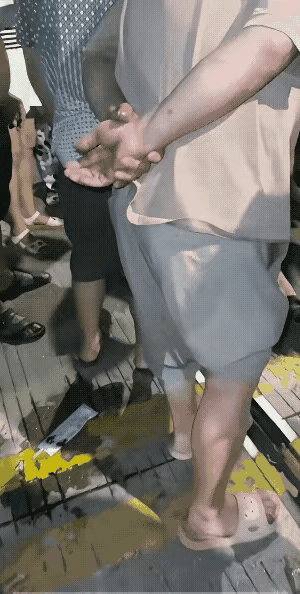 “中彩票都比这几率高吧”！男子晚上出去散步，来到大桥时，他想快速穿过大桥，结果走