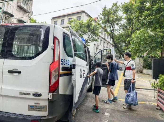 太不负责任了！俩男孩千里迢迢从贵州来广州过暑假，亲戚转头就把人扔出租屋，自己跑深
