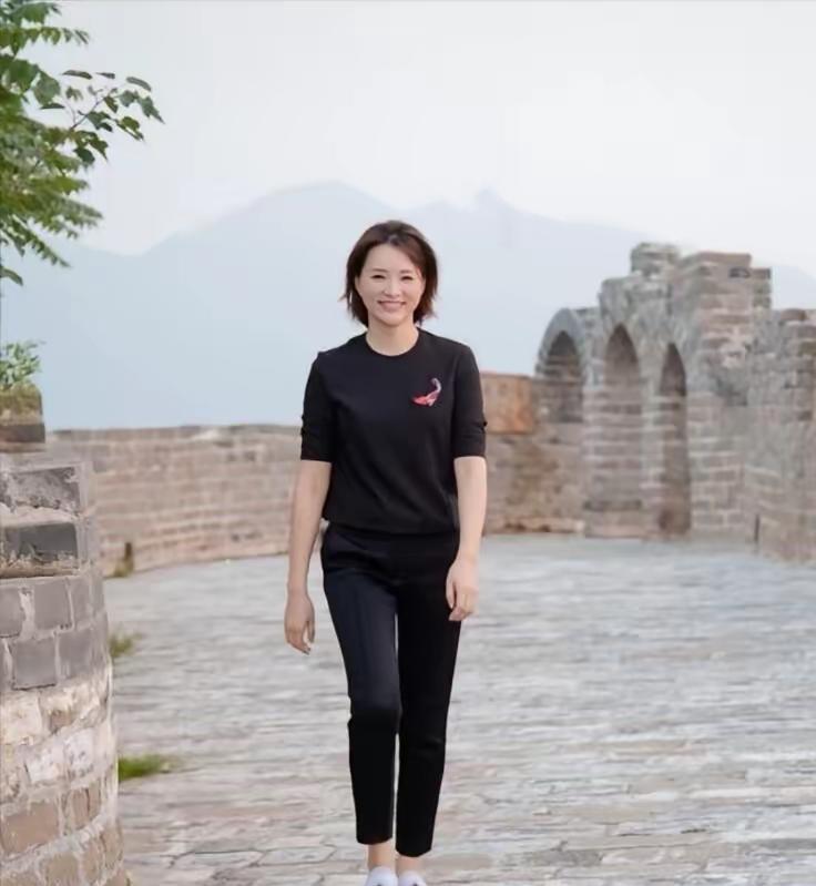 董卿现在的样子，跟以前判若两人。 最近，一组董卿的近照在网上引起讨论。很多人