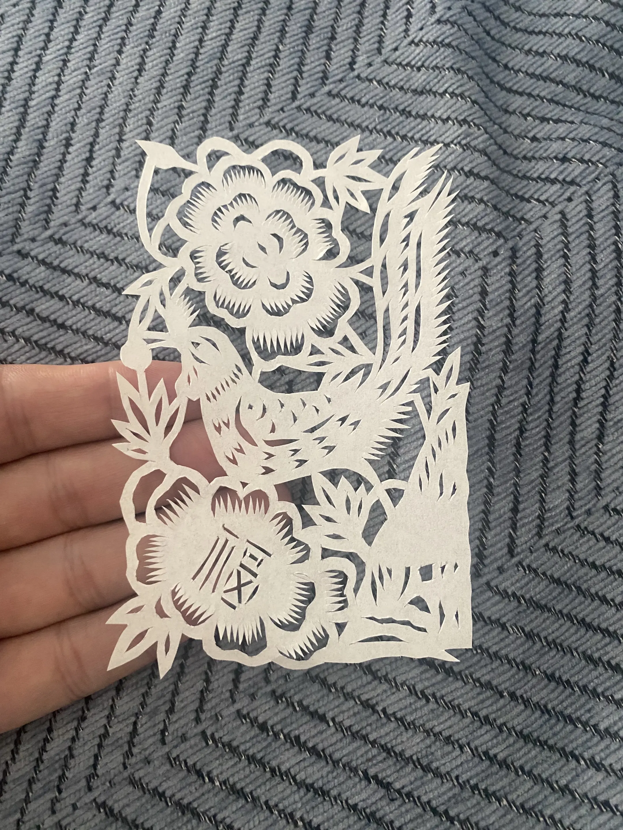 彩色剪纸凤栖牡丹。凤凰栖于高梧，不与燕雀争檐。层次不同，不必同行；三观...