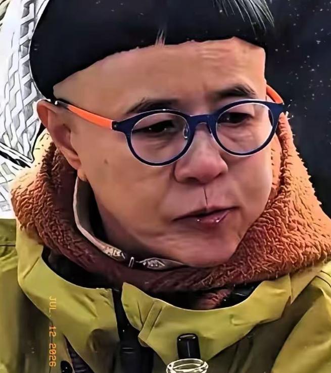 一个女人，捏着安稳的退休生活保障，居然买机票跨省去剪头发，只为剪一个三十年不变的