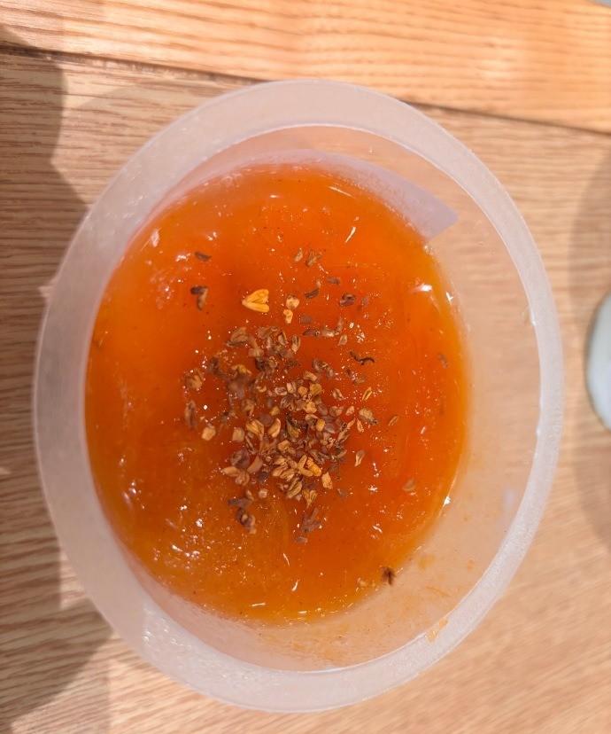 山姆餐吧的这款柿子布丁，味道真的绝了！入口丝滑浓郁，满满的柿子香在嘴里化开，每一