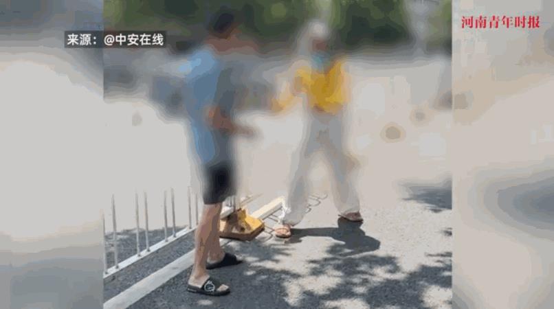 “必须严惩！”7月27日，湖北武汉，女骑手送餐途中和老人发生碰撞，女子摔倒在地，