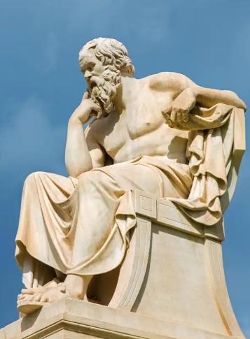 在古代雅典，一位七十岁的哲人面对死刑判决，却选择留在牢中等待毒药。他一生追问真理