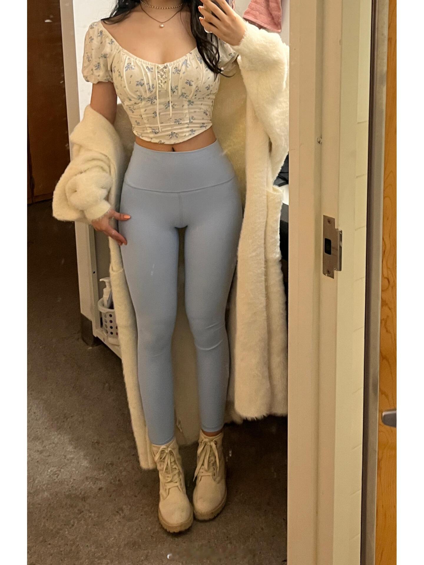 紧身的真的比宽松的好看很多可是一旦穿了紧身的就会被长辈处理🥹家里长辈甚至父母