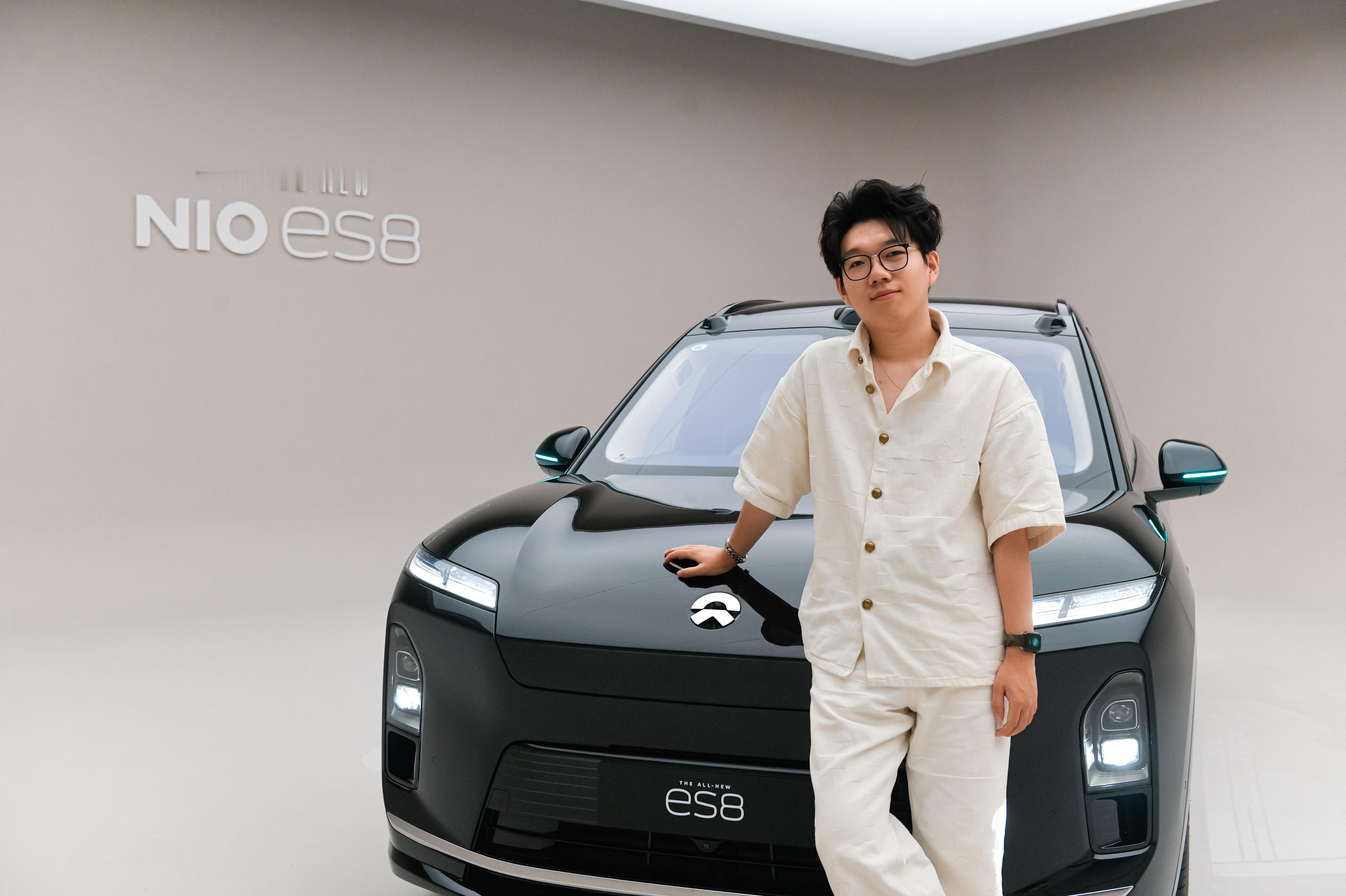 讲真，蔚来ES8是不是还跟我挺搭的？[墨镜][墨镜]​​​