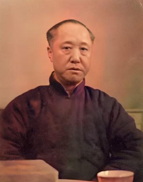 1949年，北平城换了天，一个66岁的老头把全家人叫到一起，宣布了两件事：第一，