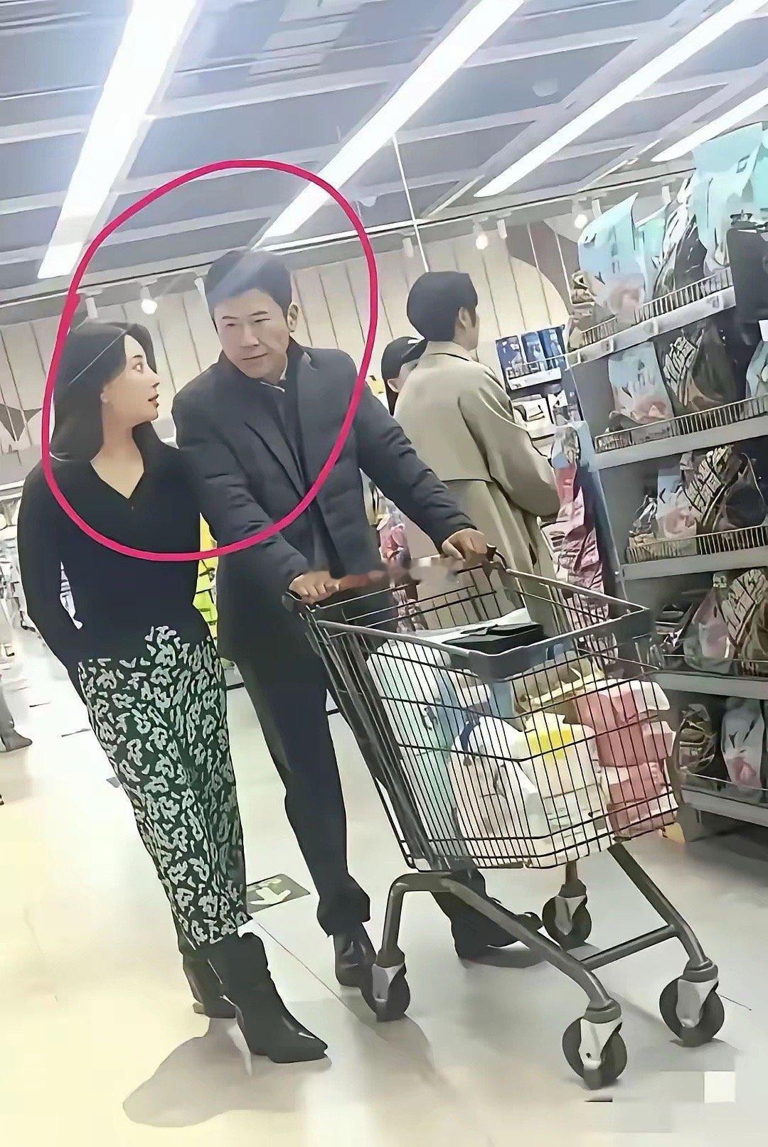 这么大的明星竟然亲自去买菜