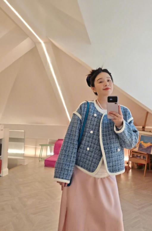 阚清子晒照已经是孕晚期了状态依然很好的真是爱人如养花阚清子现在珠圆玉润