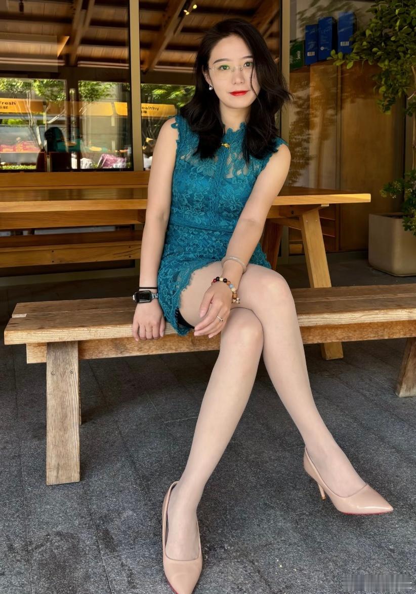 肉丝眼镜少妇